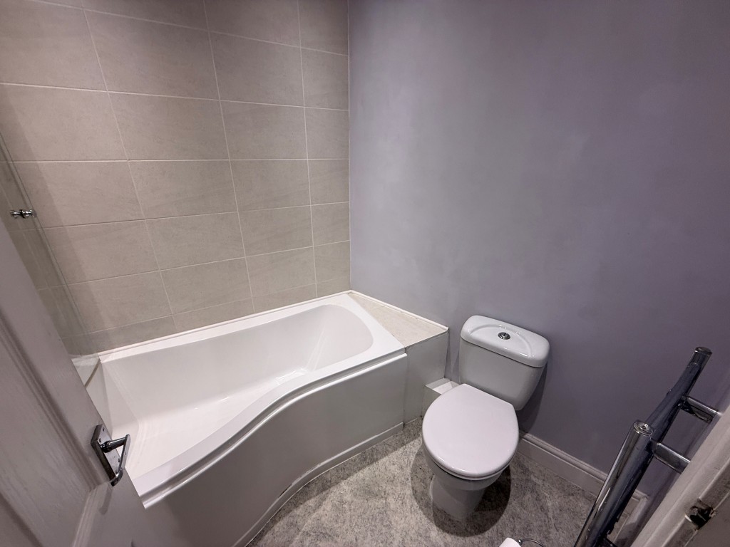 Lot: 121 - PAIR OF FLATS WITH PART VACANT POSSESSION - Bathroom with WC